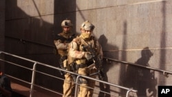 在非洲国家马里帮助马里军队打击极端主义的军人(2015年11月20日)