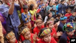 ၂၀၁၅ရွေးကောက်ပွဲအကြို မဲဆွယ်စည်းရုံးပွဲမှာ NLD ရှမ်းတိုင်းရင်းသားများ ကိုတွေ့ရစဉ်