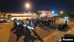 资料照片:美国移民官员正在对从墨西哥进入美国的移民进行检查(2021年9月30日)