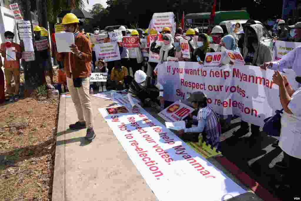 ရန်ကုန်မြို့အင်ဒိုနီးရှားသံရုံးရှေ့က ဆန္ဒပြ မြင်ကွင်း။