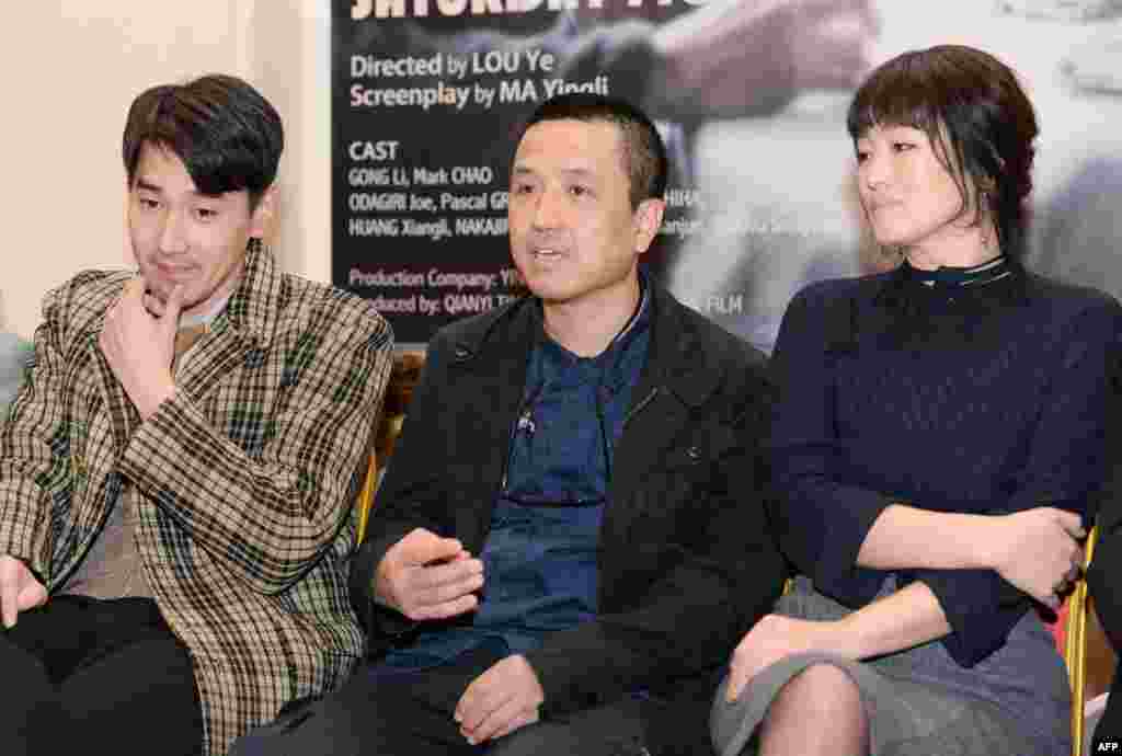 在上海,导演娄烨(中)、领衔主演巩俐(右)和赵又廷在他们主创的电影《兰心大剧院》(又名《礼拜六小说》、"Saturday Fiction”)的新闻发布会上(2018年2月14日)。2006年娄烨导演的电影《颐和园》在并未通过电影审查的情况下违规参加了法国戛纳电影节竞赛,被罚“五年内不得从事相关电影业务” 。 《颐和园》由于涉及1989年六四天安门事件,被当局封杀。