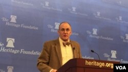 美国学者艾略特·科恩2月15日在传统基金会演讲(美国之音叶林拍摄)