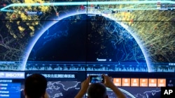 资料照片:第四届中国网络安全大会期间显示的全球网络袭击视觉效果。(2016年8月16日)