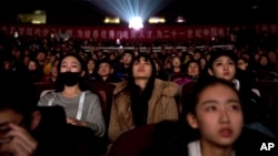 2018年3月22日,观众们在北京电影学院观看国家支持的纪录片《厉害了,我的国》。