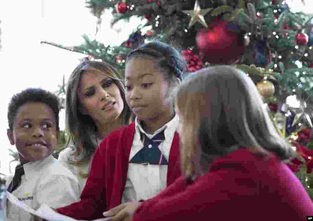 在白宫东侧,美国第一夫人梅拉尼亚·川普和来访的孩子们(2017年11月27号)