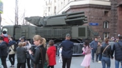 俄在中国门前大阅兵展示超级巨炮等新式武器 俄在中国门前大阅兵展示超级巨炮等新式武器