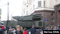 今年5月二战胜利红场阅兵彩排时,在莫斯科街头的“铠甲-S1”防空系统,俄罗斯在中国已发现这种武器的盗版