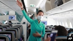 Một tiếp viên hàng không Việt Nam trên chuyến bay từ thành phố Hồ Chí Minh. Hình ảnh chỉ mang tính minh họa