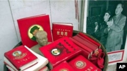 1999年上海里弄摆摊出售的文革遗物:毛泽东和林彪照片,所谓“红宝书”