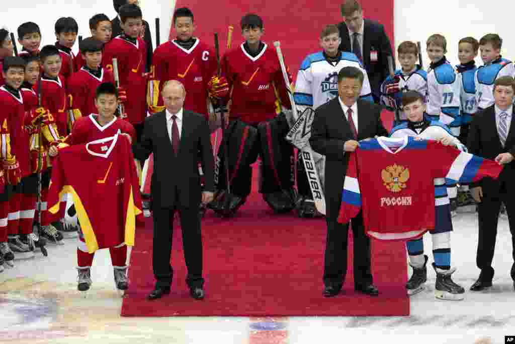 2018年6月8日,在中国天津市举行的与中国和俄罗斯青年冰球队友谊赛之前,俄罗斯总统弗拉基米尔·普京和中国国家主席习近平和球员们合影。 美国空军学院教授保罗·博尔特(Paul Bolt) 认为, 普京寻求与中国建立亲密关系,其实对自己不利,普京最应该做的是与中国以及美国和西方保持同样距离。博尔特断言,中俄共同利益包括安全问题、维护威权统治体系、打造新的世界秩序,(削减美国的影响力以及,建立一个多极的世界秩序)等。不过他也强调,中俄之间只是伙伴,不能成为盟友,两国之间持续的不信任、中国在中亚日渐增强的影响力以及中国军力的加强都会给未来的中俄关系罩上阴影。