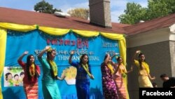 အမေရိကန်ပြည်ထောင်စု မြောက်ကယ်ရိုလိုင်းနားပြည်နယ် Chapel Hill မှာ မြန်မာသင်္ကြန်ပွဲတော် ကျင်းပနေစဉ်