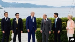 左起:法国总统马克龙、日本首相岸田文雄、美国总统拜登、德国总理朔尔茨、英国首相苏纳克和欧盟委员会主席冯德莱恩在参加七国集团峰会期间的经济安全工作午餐会议前于广岛格兰王子大饭店合影(2023年5月20日)