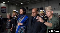 印度国防部长辛格(Rajnath Singh)2019年12月17日访问美国一艘航空母舰(美国海军照片)
