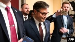 美国众议院议长约翰逊前往众议院参加援助议案表决。(2024年4月20日)