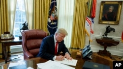 川普2017年12月22日签署税改法(美联社)