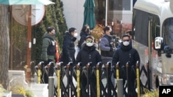 韩国公调处与警方拘提尹锡悦未果,在经过五小时的对峙后离开总统官邸。(美联社:2025年1月3日)