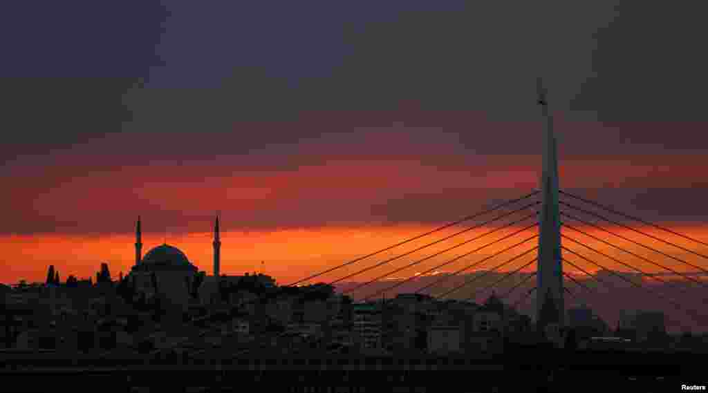 土耳其城市伊斯坦布尔的天然峽灣金角湾（Golden Horn）沐浴在落日的金辉中（2017年7月28日）。