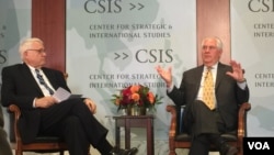 国际战略与研究中心执行官何慕礼(左)与蒂勒森国务卿2017年10月18日在华盛顿智库国际战略与研究中心进行对话(美国之音莉雅拍摄)
