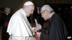 香港退休主教陈日君在梵蒂冈向教宗方济各提交一封信。(梵蒂冈报纸罗马观察报2018年1月10日发布)