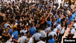 在香港主权移交中国 24 周年,即中国共产党成立 100 周年之际,香港当局拒绝允许举行抗议集会后,警方试图驱散在铜锣湾的记者和民主派支持者