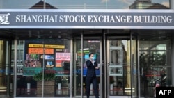 在上海,一名妇女离开上海证券交易所大楼(2020年11月4日)。