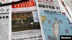 资料图- 美国众议院议长佩洛西访问台湾期间,北京一报摊上出售的各类登载相关消息和评论的中国大陆报纸和刊物。(2022年8月3日)