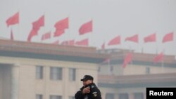 一名中国武警士兵在即将召开两会的北京人大会堂附近执勤。(2019年3月1日)