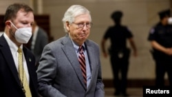 美国国会参议院少数党领袖麦康奈尔在国会山听取乌克兰局势的简报会后离开会议。(2022年2月28日)