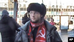 3月10日莫斯科反政府示威中一名被取缔“民族布尔什维克”组织支持者。手中标语大意是:反对普京政治迫害,反对在俄罗斯内务部中设立针对异议人士的“打击极端势力中心”