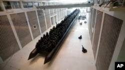 中国异议艺术家艾未未大型新作,名为“难民船-旅行法则”周四在捷克首都布拉格捷克国家美术馆展出。(2017年3月16日)