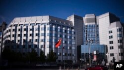 资料照片:中国驻柏林大使馆门前飘扬的中国国旗。(2024年4月22日)