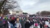 People's March atau Pawai Rakyat di Lincoln Memorial hari Sabtu, 18 Januari 2025. (foto: VOA Indonesia)