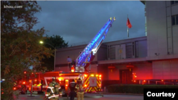 休斯顿消防人员2020年7月21日晚抵达中国总领事馆门外(KHOU电视台画面截图)