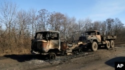 Các xe quân sự của Ukraine bị phá hủy nằm bên lề đường dẫn tới Debaltseve.