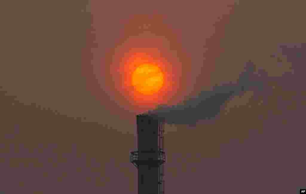 2012年2月13日,浓烟从北京一家供热厂的烟筒冉冉升起。大量烧煤,是中国空气污染和酸雨的重要原因。 北京市环保局在2014年宣布,北京现已划定高污染燃料禁燃区,限定在2020年底前,城六区全境将建成禁燃区。相比其它省市在禁燃区内保留燃煤电厂、居民用煤设施的做法,北京“加码”规定,禁燃区彻底禁用燃煤,居民取暖、炊事等均在禁煤之列。