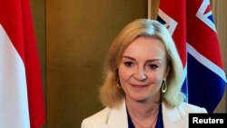 资料照:英国外相特拉斯(Liz Truss,又譯卓慧思)2020年12月10日在新加坡接受记者采访。
