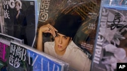 资料照:北京街头报摊上时尚杂志封面上的中国知名艺人吴亦凡(2021年7月20日)