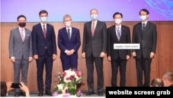 出席9月4日“重组供应链:促进理念相近伙伴间之韧性论坛”的各方代表。从左至右:台湾外贸协会董事长黄志芳、欧盟驻台代表高哲夫、捷克参议院议长维特齐、美国在台协会(AIT)处长郦英杰、外交部长吴钊燮、日本驻台代表泉裕泰。(照片来源:美国在台协会网站提供)