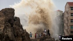 Soudelor တိုင်ဖုံးဝင်လာတာကို ရပ်ကြည့်နေသူများ။ (သြဂုတ် ၈၊ ၂၀၁၅)