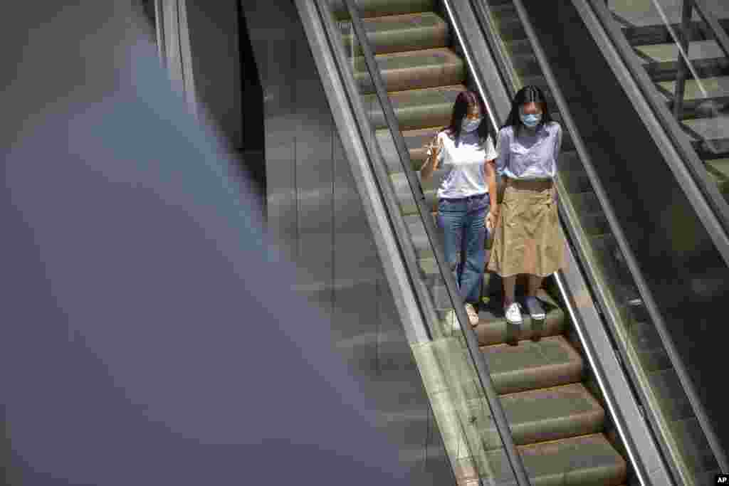 နှာခေါင်းစည်းတပ်ထားသူတချို့ကို တရုတ်နိုင်ငံ Beijing မြို့မှာ တွေ့ရ။ (ဇွန် ၀၅၊ ၂၀၂၀)