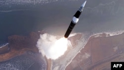 朝中社公布照片,朝鲜试射了一枚高超音速中程导弹。(2025年1月6日)