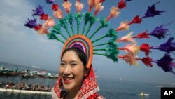 Một thiếu nữ trong trang phục truyền thống tham dự biểu tình chống việc cải tạo Vịnh Manila, nhân kỷ niệm Ngày Trái đất 21/4/2013 ở Philippines.