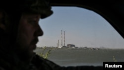 一名乌克兰警察驾车驶过顿涅茨克地区库拉霍夫斯卡热电厂,疏散那里的平民。(2024 9月16日)