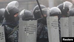 На фото: правоохоронці у Казахстані блокують вулицю під час протестів в Алмати. 5 січня 2022