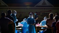 ဓာတ်ခွဲနမူနာများကို စမ်းသပ်နေစဉ် (ဓာတ်ပုံ - Reuters )