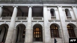 一个行人走过香港终审法院。(2018年1月6日)