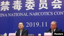 中国国家禁毒委员会办公室副主任于海斌与美国国土安全部驻华官员摩尔在河北邢台举行记者会宣布法庭对向美国贩卖芬太尼的9名罪犯的判决结果(2019年11月7日)