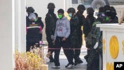 资料照片: 2025年2月27日曾在缅甸东部诈骗中心工作的印度尼西亚国民抵达泰国达府湄索,然后将被送回印度尼西亚。