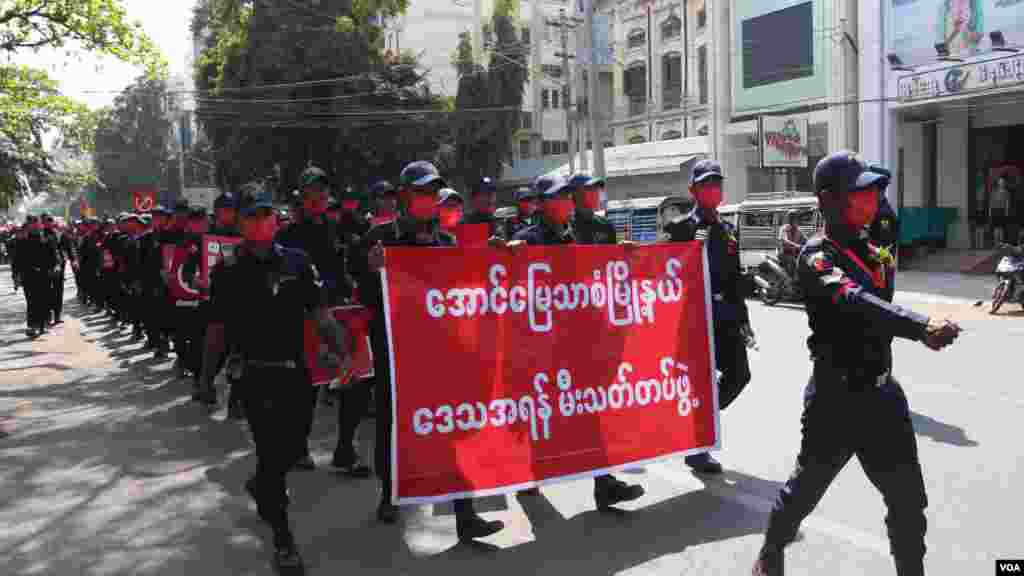 အရန်မီးသတ်တပ်ဖွဲ့ဝင်တွေ ပါဝင်တဲ့ မန္တလေးမြို့က ဆန္ဒပြပွဲ မြင်ကွင်း။ 