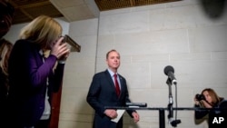 众院情报委员会主席希夫(Adam Schiff)10月8日在国会山向记者宣布委员会主席的联合声明。